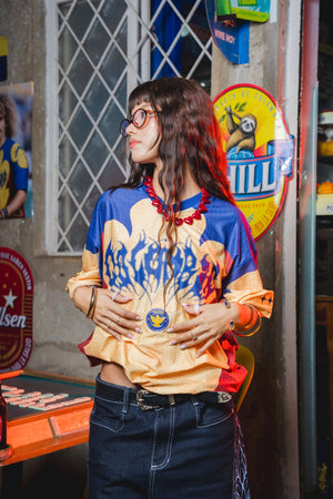 Camisa de fútbol Colombia CHILL oversize — tela deportiva full sublimada amarillo y azul con estampado gótico tribal, streetwear hecho en Colombia