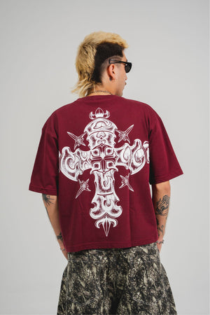Camiseta Invictus CHILL oversize vinotinto — algodón peruano 250gr con cruz gótica ornamental en serigrafía blanca, streetwear hecho en Colombia
