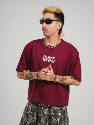 Camiseta Invictus CHILL oversize vinotinto — algodón peruano 250gr con cruz gótica ornamental en serigrafía blanca, streetwear hecho en Colombia