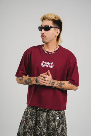 Camiseta Invictus CHILL oversize vinotinto — algodón peruano 250gr con cruz gótica ornamental en serigrafía blanca, streetwear hecho en Colombia