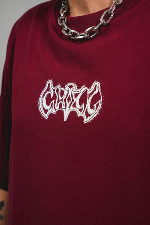Camiseta Invictus CHILL oversize vinotinto — algodón peruano 250gr con cruz gótica ornamental en serigrafía blanca, streetwear hecho en Colombia