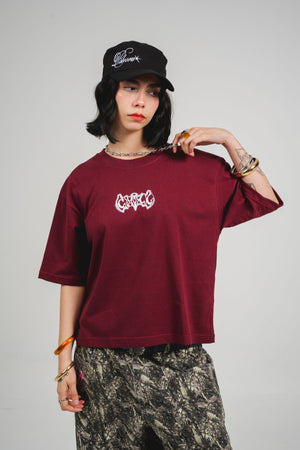 Camiseta Invictus CHILL oversize vinotinto — algodón peruano 250gr con cruz gótica ornamental en serigrafía blanca, streetwear hecho en Colombia