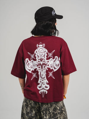 Camiseta Invictus CHILL oversize vinotinto — algodón peruano 250gr con cruz gótica ornamental en serigrafía blanca, streetwear hecho en Colombia
