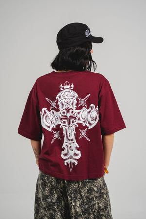 Camiseta Invictus CHILL oversize vinotinto — algodón peruano 250gr con cruz gótica ornamental en serigrafía blanca, streetwear hecho en Colombia