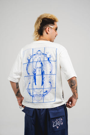 Camiseta María Protégenos CHILL oversize blanca — algodón peruano 250gr con estampado Virgen María barroco azul cobalto en serigrafía, streetwear hecho en Colombia