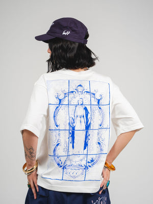 Camiseta María Protégenos CHILL oversize blanca — algodón peruano 250gr con estampado Virgen María barroco azul cobalto en serigrafía, streetwear hecho en Colombia