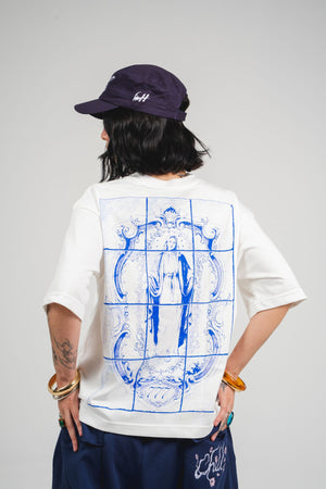 Camiseta María Protégenos CHILL oversize blanca — algodón peruano 250gr con estampado Virgen María barroco azul cobalto en serigrafía, streetwear hecho en Colombia