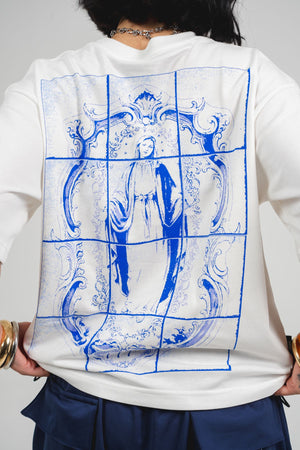 Camiseta María Protégenos CHILL oversize blanca — algodón peruano 250gr con estampado Virgen María barroco azul cobalto en serigrafía, streetwear hecho en Colombia