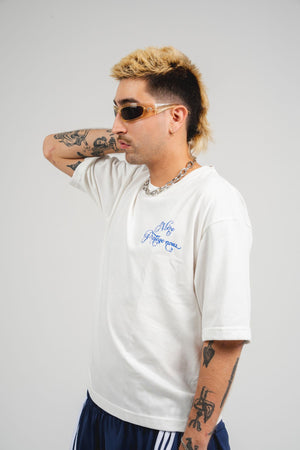 Camiseta María Protégenos CHILL oversize blanca — algodón peruano 250gr con estampado Virgen María barroco azul cobalto en serigrafía, streetwear hecho en Colombia