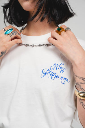 Camiseta María Protégenos CHILL oversize blanca — algodón peruano 250gr con estampado Virgen María barroco azul cobalto en serigrafía, streetwear hecho en Colombia