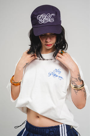 Camiseta María Protégenos CHILL oversize blanca — algodón peruano 250gr con estampado Virgen María barroco azul cobalto en serigrafía, streetwear hecho en Colombia