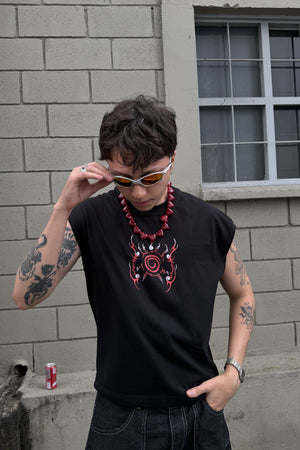 Camiseta CHILL manga sisa negra — algodón con estampado tribal anime ninja en serigrafía y kanjis japoneses, streetwear hecho en Colombia