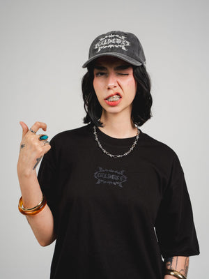 Camiseta Chill core regular fit negra — algodón peruano 200gr con logo en relieve serigrafía tono sobre tono, streetwear minimalista hecho en Colombia