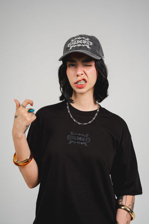 Camiseta Chill core regular fit negra — algodón peruano 200gr con logo en relieve serigrafía tono sobre tono, streetwear minimalista hecho en Colombia
