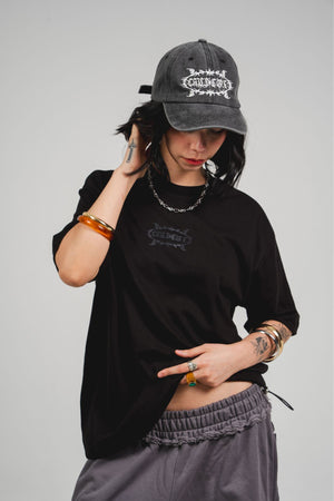 Camiseta Chill core regular fit negra — algodón peruano 200gr con logo en relieve serigrafía tono sobre tono, streetwear minimalista hecho en Colombia
