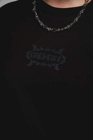 Camiseta Chill core oversized fit negra — algodón peruano 200gr con logo en relieve serigrafía tono sobre tono, streetwear minimalista hecho en Colombia