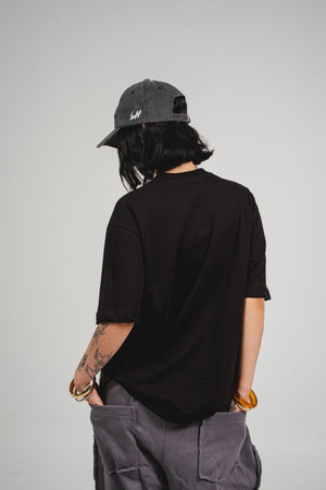 Camiseta Chill core regular fit negra — algodón peruano 200gr con logo en relieve serigrafía tono sobre tono, streetwear minimalista hecho en Colombia