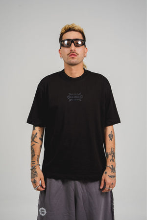Camiseta Chill core regular fit negra — algodón peruano 200gr con logo en relieve serigrafía tono sobre tono, streetwear minimalista hecho en Colombia