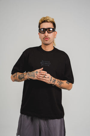 Camiseta Chill core regular fit negra — algodón peruano 200gr con logo en relieve serigrafía tono sobre tono, streetwear minimalista hecho en Colombia