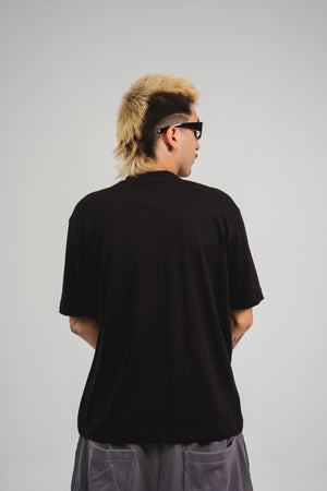 Camiseta Chill core regular fit negra — algodón peruano 200gr con logo en relieve serigrafía tono sobre tono, streetwear minimalista hecho en Colombia