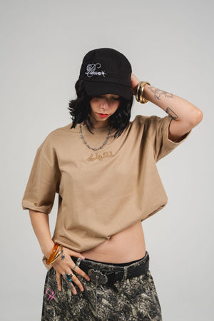 Camiseta Chill sahara regular fit beige — algodón peruano 200gr con logo en relieve serigrafía tono sobre tono, streetwear minimalista hecho en Colombia