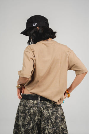 Camiseta Chill sahara regular fit beige — algodón peruano 200gr con logo en relieve serigrafía tono sobre tono, streetwear minimalista hecho en Colombia