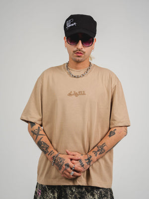 Camiseta Chill sahara regular fit beige — algodón peruano 200gr con logo en relieve serigrafía tono sobre tono, streetwear minimalista hecho en Colombia