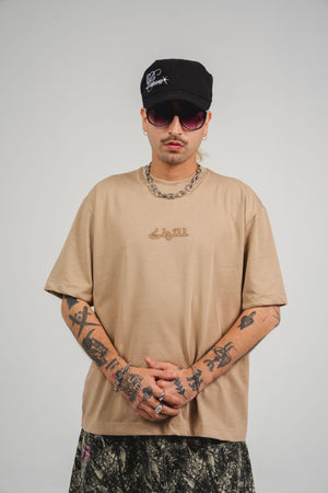 Camiseta Chill sahara regular fit beige — algodón peruano 200gr con logo en relieve serigrafía tono sobre tono, streetwear minimalista hecho en Colombia