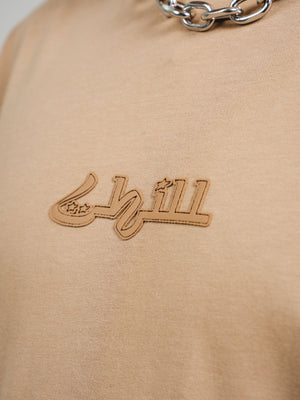 Camiseta Chill sahara regular fit beige — algodón peruano 200gr con logo en relieve serigrafía tono sobre tono, streetwear minimalista hecho en Colombia