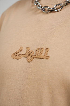 Camiseta Chill sahara regular fit beige — algodón peruano 200gr con logo en relieve serigrafía tono sobre tono, streetwear minimalista hecho en Colombia