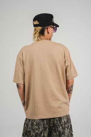 Camiseta Chill sahara regular fit beige — algodón peruano 200gr con logo en relieve serigrafía tono sobre tono, streetwear minimalista hecho en Colombia