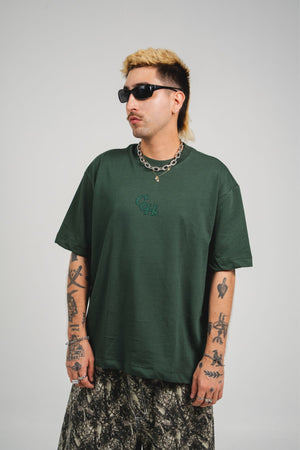 Camiseta Chill dinamita regular fit verde — algodón peruano 200gr con logo en relieve serigrafía tono sobre tono, streetwear minimalista hecho en Colombia