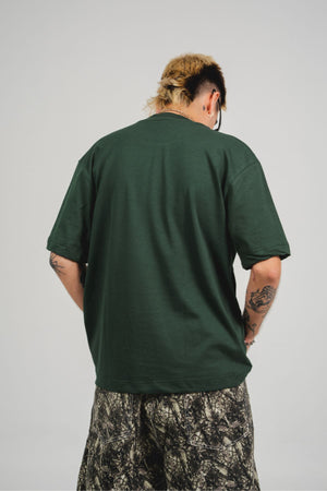 Camiseta Chill dinamita regular fit verde — algodón peruano 200gr con logo en relieve serigrafía tono sobre tono, streetwear minimalista hecho en Colombia