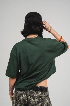 Camiseta Chill dinamita regular fit verde — algodón peruano 200gr con logo en relieve serigrafía tono sobre tono, streetwear minimalista hecho en Colombia