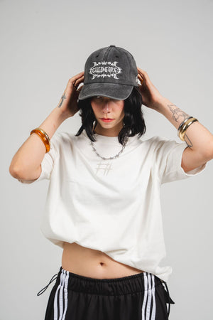 Camiseta Chill Spinas oversize blanca — algodón peruano 200gr con logo en relieve serigrafía tono sobre tono, streetwear minimalista hecho en Colombia