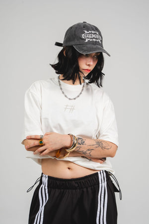Camiseta Chill Spinas oversize blanca — algodón peruano 200gr con logo en relieve serigrafía tono sobre tono, streetwear minimalista hecho en Colombia