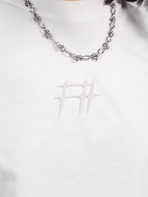Camiseta Chill Spinas oversize blanca — algodón peruano 200gr con logo en relieve serigrafía tono sobre tono, streetwear minimalista hecho en Colombia
