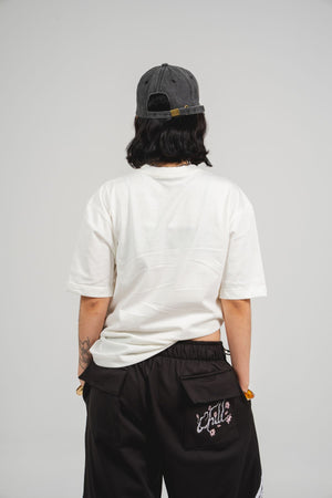 Camiseta Chill Spinas oversize blanca — algodón peruano 200gr con logo en relieve serigrafía tono sobre tono, streetwear minimalista hecho en Colombia