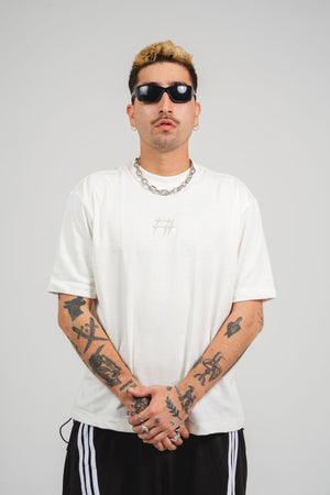 Camiseta Chill Spinas oversize blanca — algodón peruano 200gr con logo en relieve serigrafía tono sobre tono, streetwear minimalista hecho en Colombia