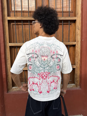 Camiseta CHILL oversize vainilla — algodón peinado 230gr con estampado anime gótico de guerrero alado en serigrafía, streetwear hecho en Colombia