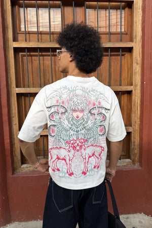 Camiseta CHILL oversize vainilla — algodón peinado 230gr con estampado anime gótico de guerrero alado en serigrafía, streetwear hecho en Colombia