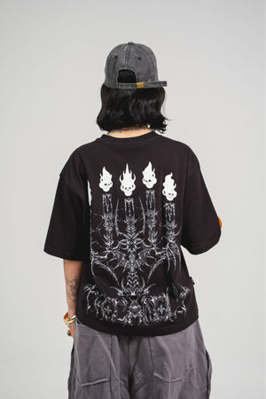 Camiseta The Candle CHILL oversize negra — algodón peruano 250gr con candelabro gótico calaveras en serigrafía alta densidad, streetwear hecho en Colombia