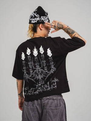 Camiseta The Candle CHILL oversize negra — algodón peruano 250gr con candelabro gótico calaveras en serigrafía alta densidad, streetwear hecho en Colombia