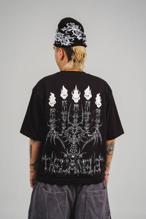 Camiseta The Candle CHILL oversize negra — algodón peruano 250gr con candelabro gótico calaveras en serigrafía alta densidad, streetwear hecho en Colombia