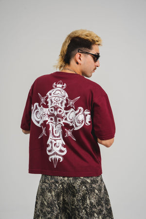 Camiseta Invictus CHILL oversize vinotinto — algodón peruano 250gr con cruz gótica ornamental en serigrafía blanca, streetwear hecho en Colombia
