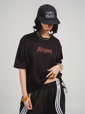 Camiseta Todo es un Parche CHILL oversize negra — algodón peruano 250gr con diablillo cartoon y lettering script en serigrafía naranja, streetwear hecho en Colombia
