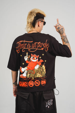 Camiseta Todo es un Parche CHILL oversize negra — algodón peruano 250gr con diablillo cartoon y lettering script en serigrafía naranja, streetwear hecho en Colombia
