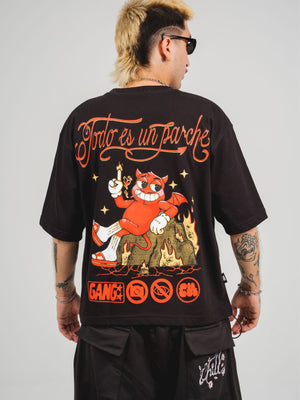 Camiseta Todo es un Parche CHILL oversize negra — algodón peruano 250gr con diablillo cartoon y lettering script en serigrafía naranja, streetwear hecho en Colombia