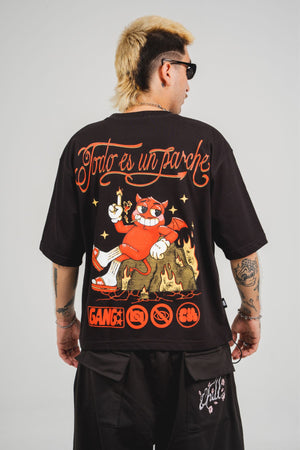 Camiseta Todo es un Parche CHILL oversize negra — algodón peruano 250gr con diablillo cartoon y lettering script en serigrafía naranja, streetwear hecho en Colombia