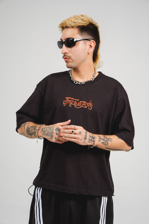 Camiseta Todo es un Parche CHILL oversize negra — algodón peruano 250gr con diablillo cartoon y lettering script en serigrafía naranja, streetwear hecho en Colombia